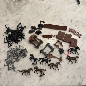 Vintage Toy Soldiers‎ Medieval Knights Figures Horses Castle Siege Lot Playset